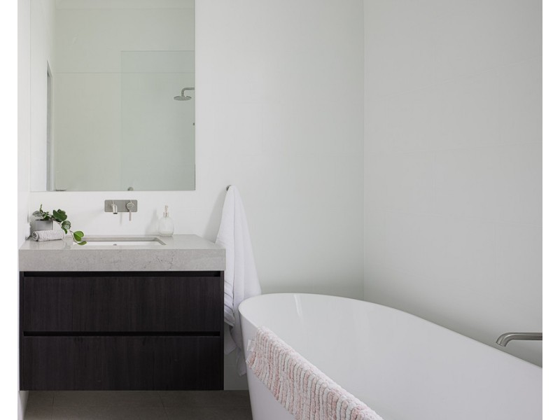 70 Longfellow Street, Norman Park QLD 4170