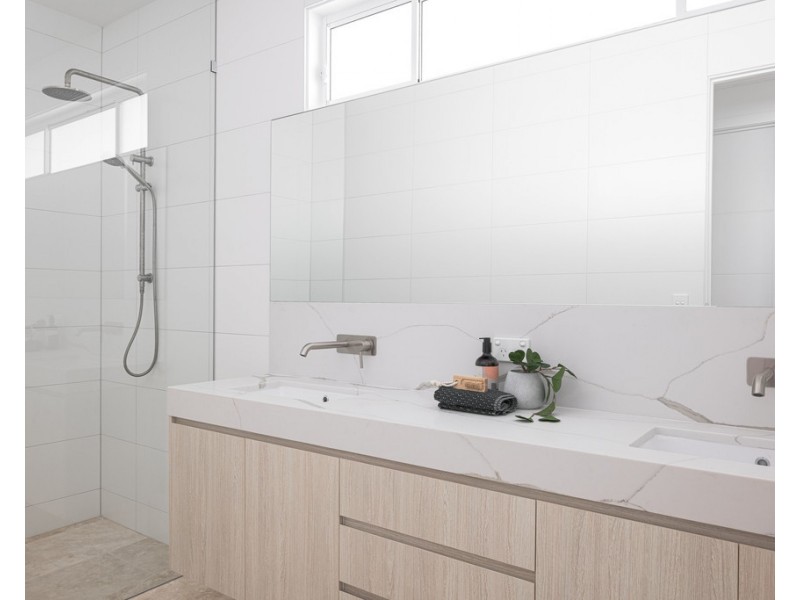 68 Longfellow Street, Norman Park QLD 4170