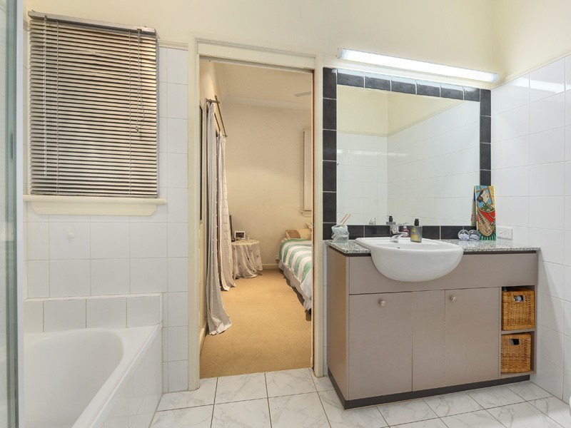 70 Kennigo Street, Spring Hill QLD 4000