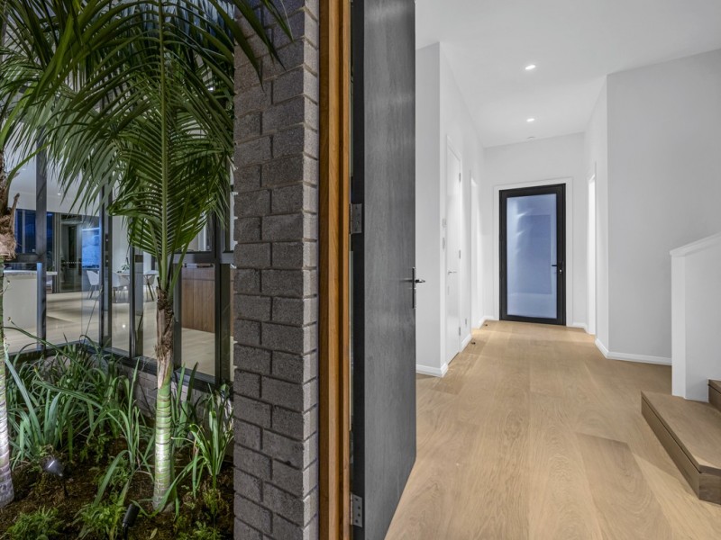 87 Oxlade Drive, New Farm QLD 4005