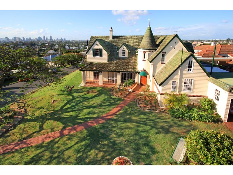 10 Welwyn Crescent, Coorparoo QLD 4151