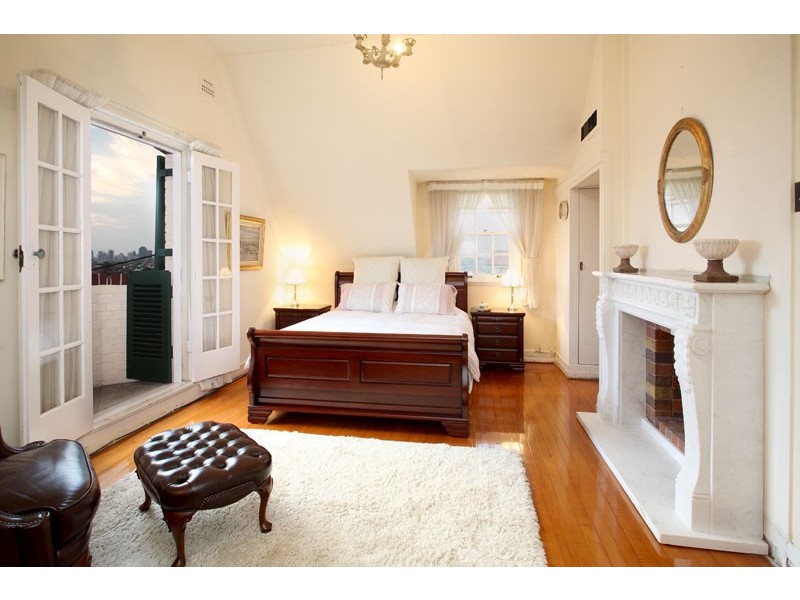 10 Welwyn Crescent, Coorparoo QLD 4151