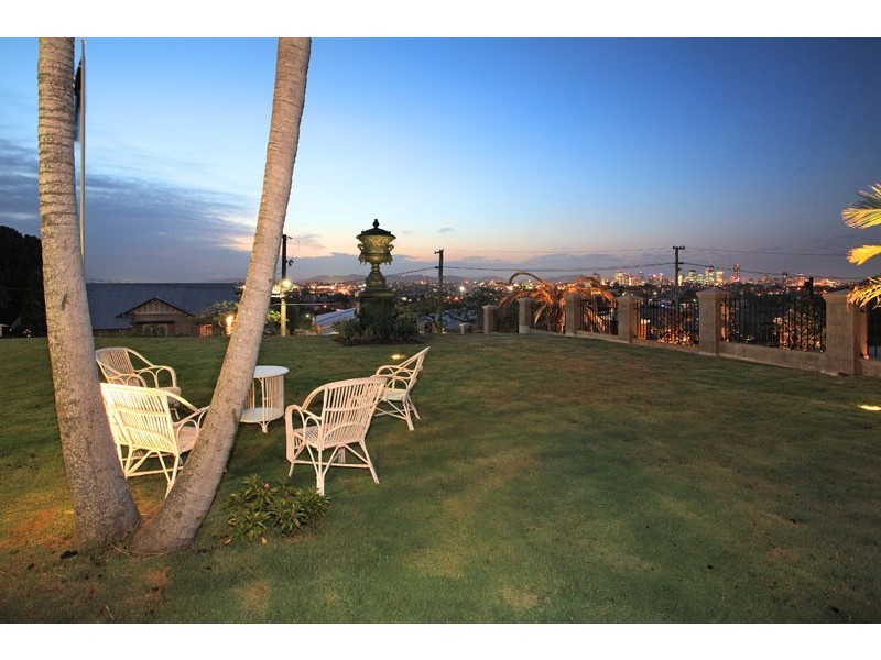 10 Welwyn Crescent, Coorparoo QLD 4151