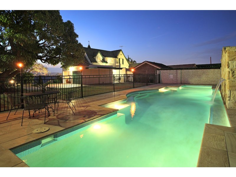 10 Welwyn Crescent, Coorparoo QLD 4151