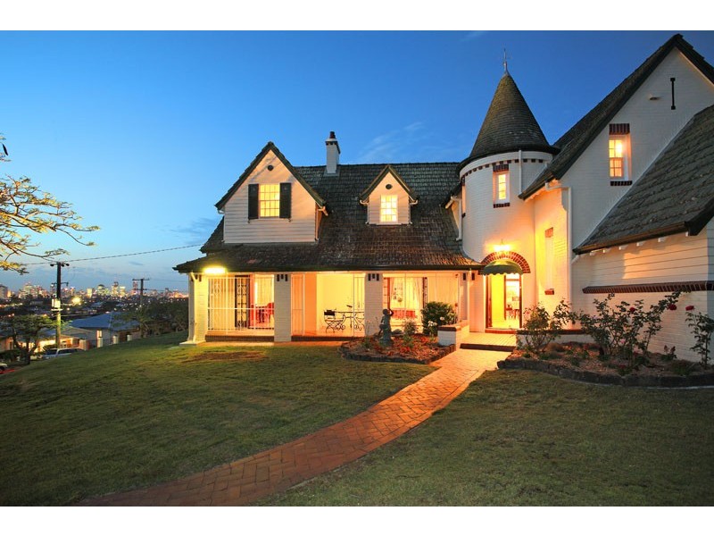 10 Welwyn Crescent, Coorparoo QLD 4151