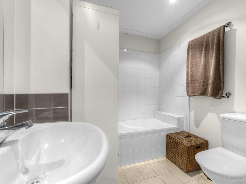 125/54 Vernon Tce, Teneriffe QLD 4005