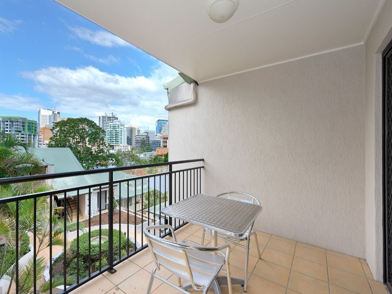 27 BIRLEY ST, Spring Hill QLD 4000