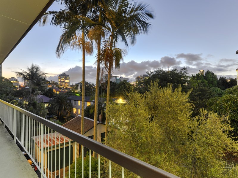 2/17 LLEWELLYN STREET, New Farm QLD 4005