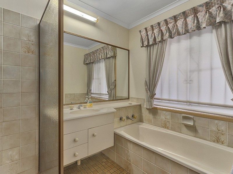 28 Bankhead Crescent, Stafford Heights QLD 4053