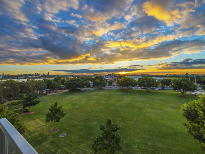 126 Parkside Circuit, Hamilton QLD 4007