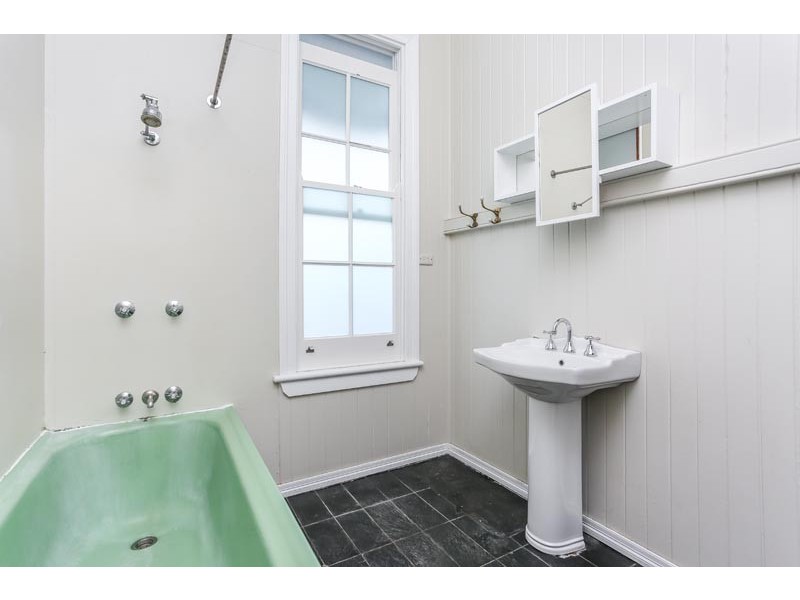 18 Sackville Street, Milton QLD 4064