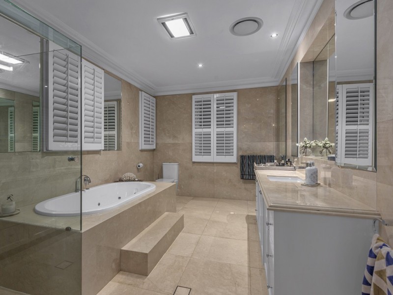 2 Castleton Street, Hamilton QLD 4007