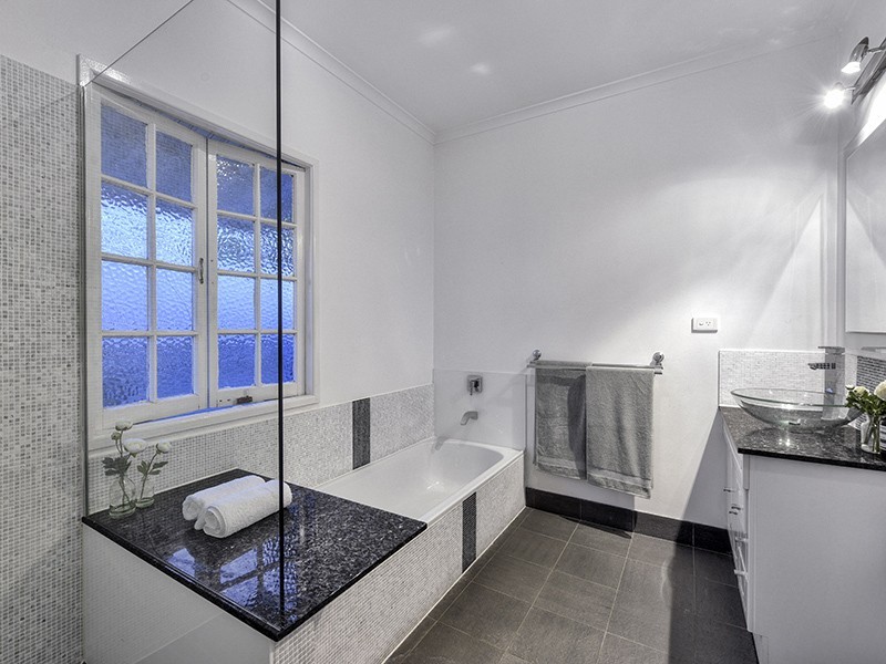 16 Teneriffe Drive, Teneriffe QLD 4005