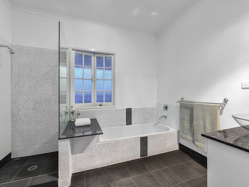 16 Teneriffe Drive, Teneriffe QLD 4005