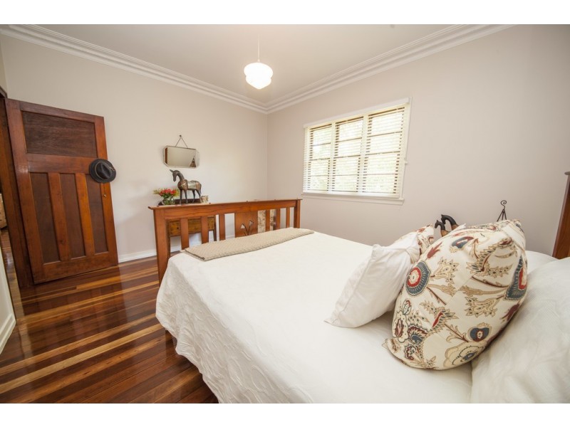 30 George Street, Silkstone QLD 4304