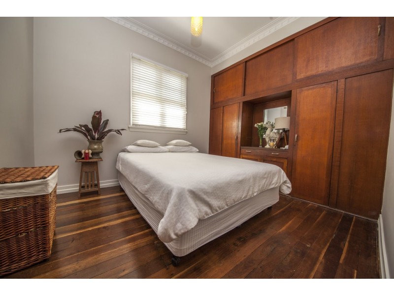 30 George Street, Silkstone QLD 4304