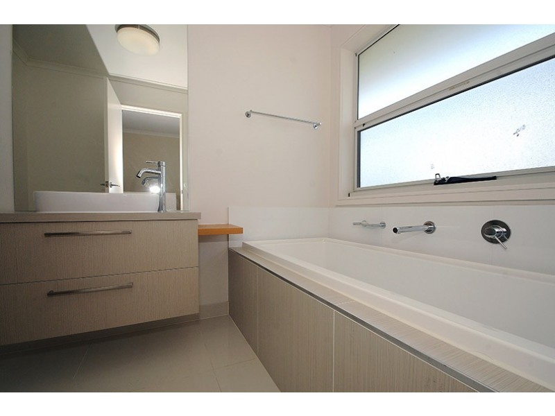 32 Dresden Drive, Waterways VIC 3195