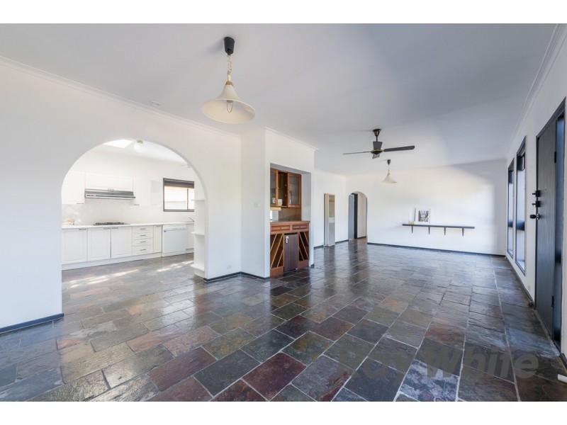 1 Waratah Avenue, Mordialloc VIC 3195