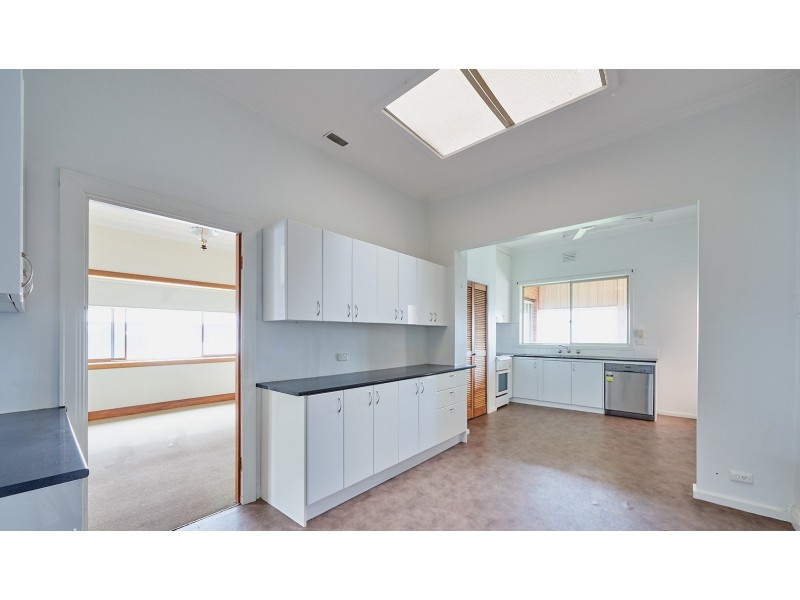 11 Rosella Road, Parkdale VIC 3195