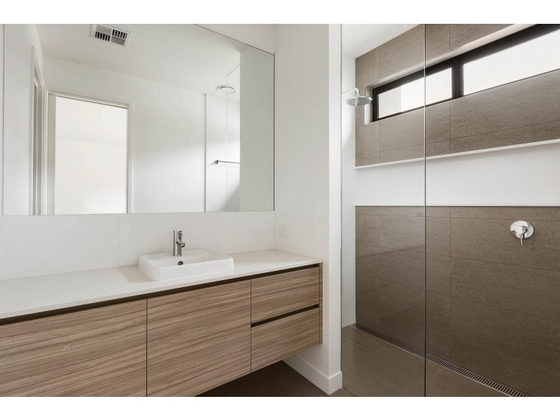 1 and 2/83 Nepean Highway, Aspendale VIC 3195