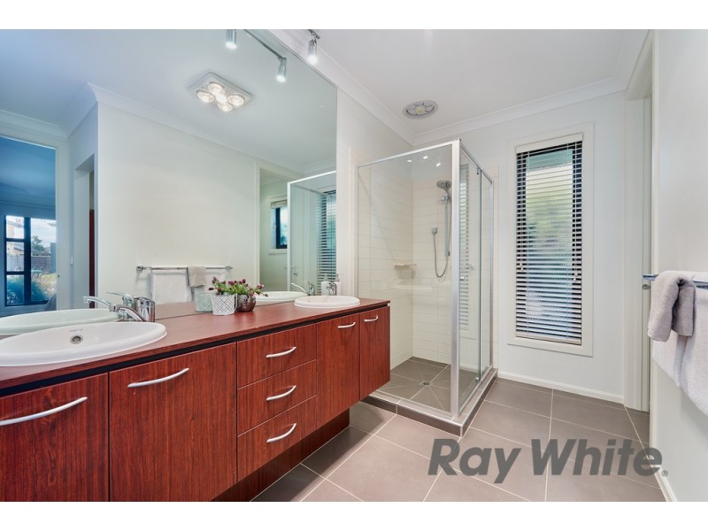 33 Coorong Circle, Waterways VIC 3195