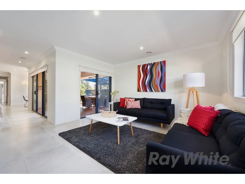 33 Coorong Circle, Waterways VIC 3195