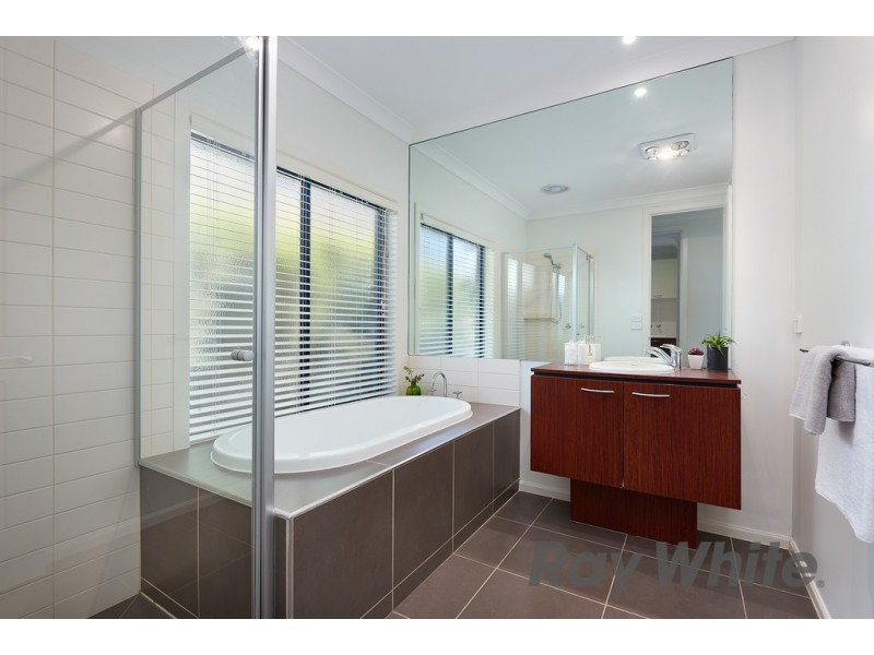 33 Coorong Circle, Waterways VIC 3195