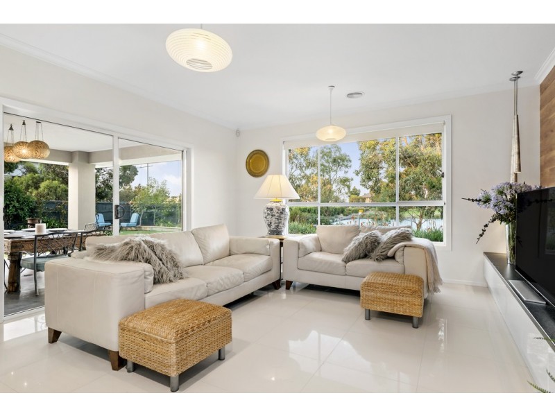 8 Mulga Lane, Waterways VIC 3195