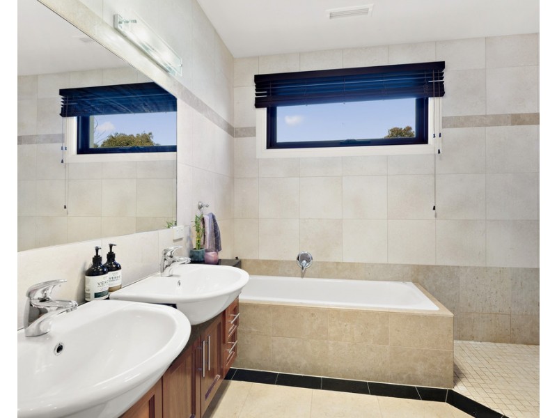 7 Island Point Avenue, Waterways VIC 3195