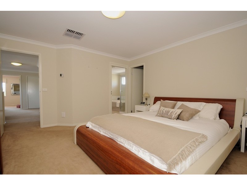 140 Lakeview Boulevard, Keysborough VIC 3173