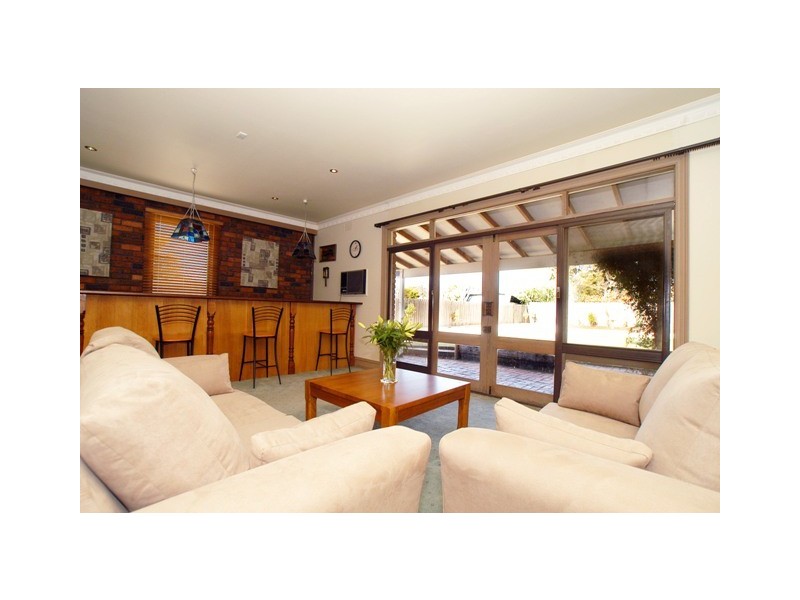 48 Woodbine Grove, Chelsea VIC 3196