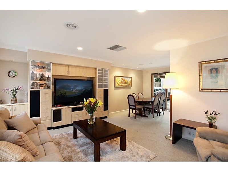 16 Dumfries Road, Keysborough VIC 3173