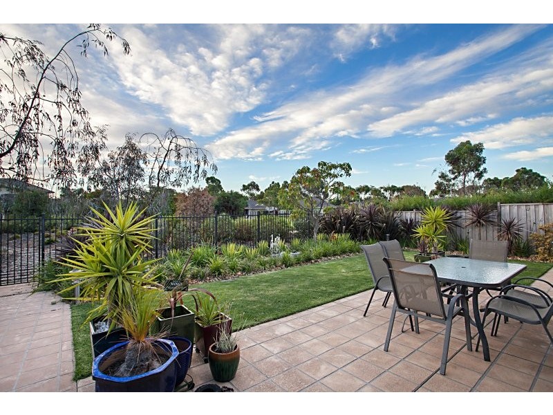 25 Barton Drive, Sandhurst VIC 3977