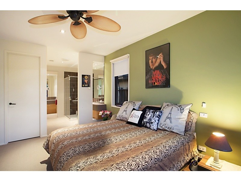 25 Barton Drive, Sandhurst VIC 3977