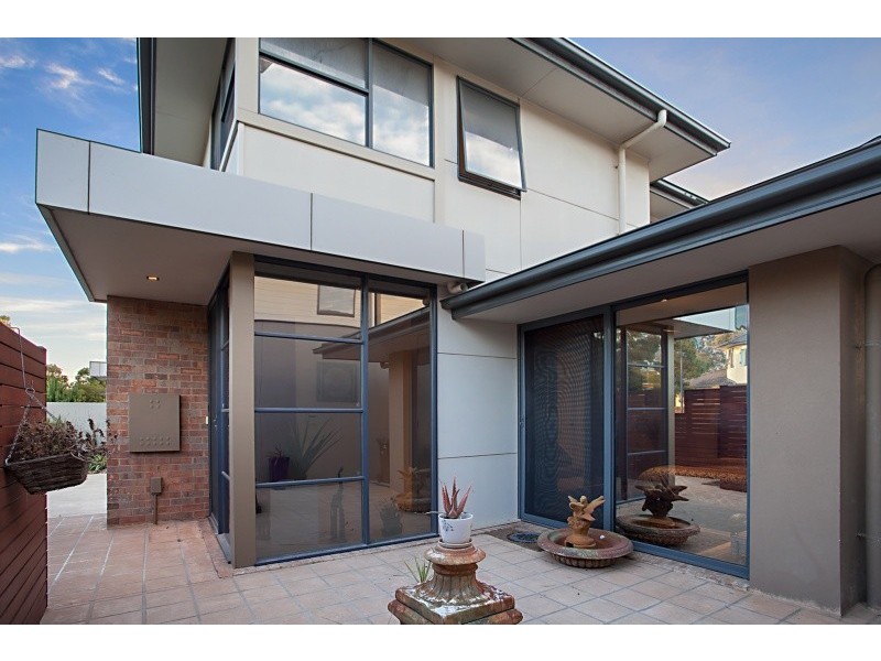 25 Barton Drive, Sandhurst VIC 3977