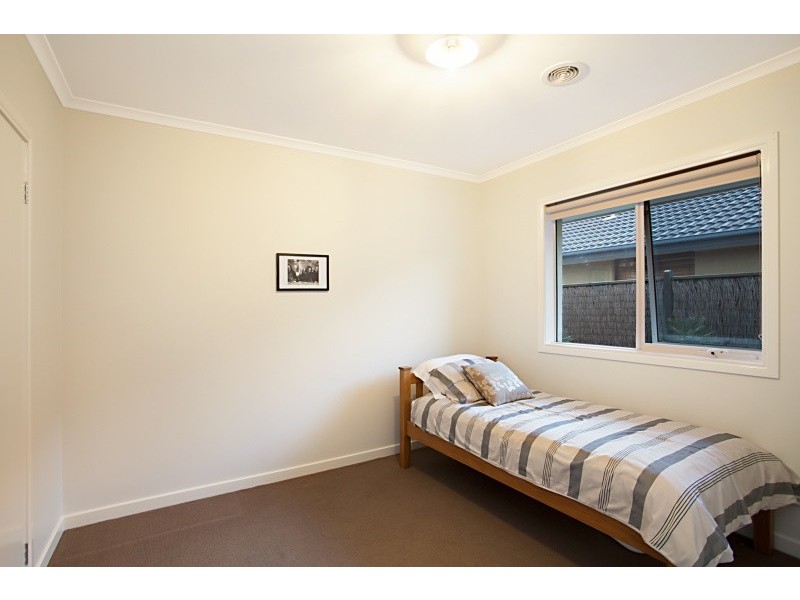 16 Binglebay Ave, Waterways VIC 3195