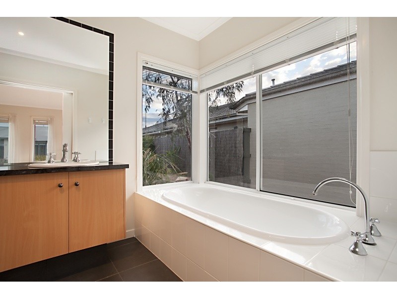 16 Binglebay Ave, Waterways VIC 3195