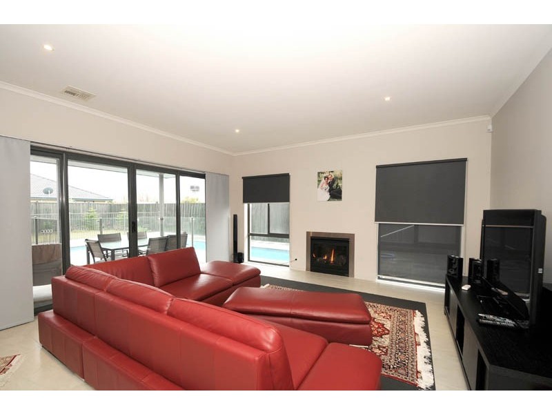 41 Waterside Drive, Waterways VIC 3195