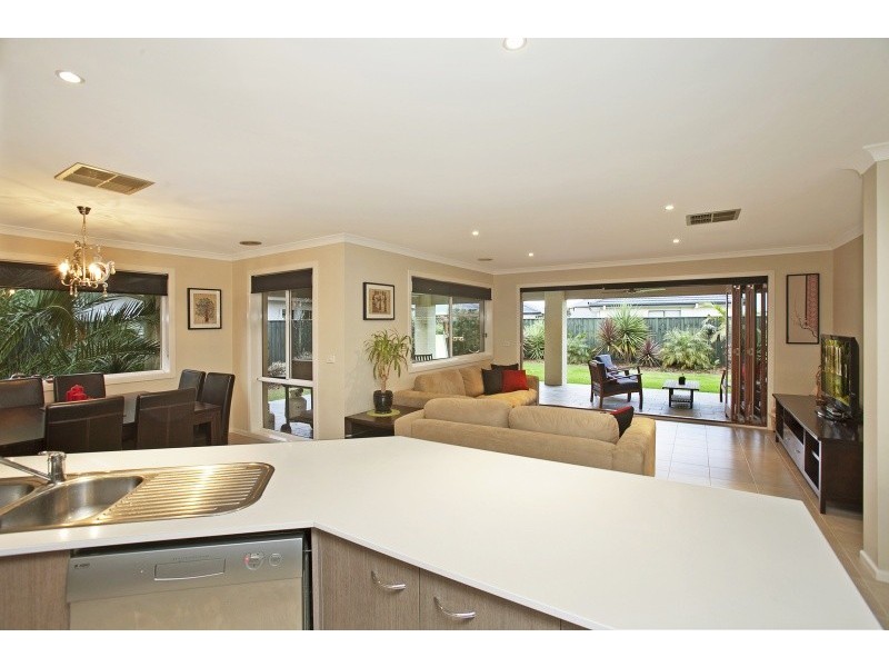 14 Coorong Circle, Waterways VIC 3195