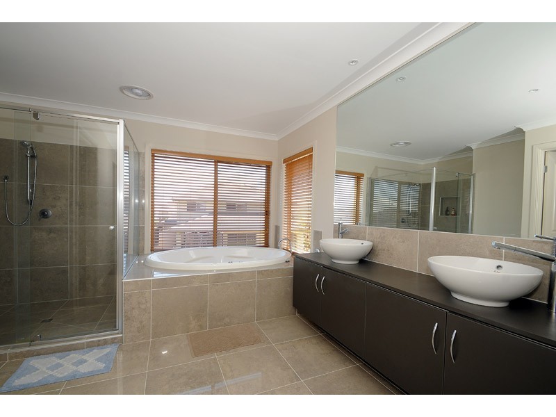 17 Lorikeet Lane, Waterways VIC 3195