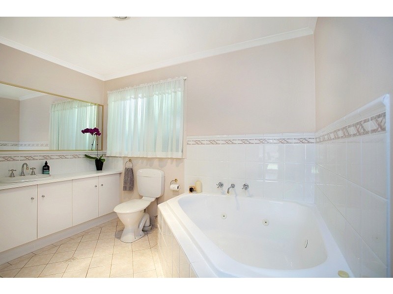 8 Monique Crt, Aspendale Gardens VIC 3195