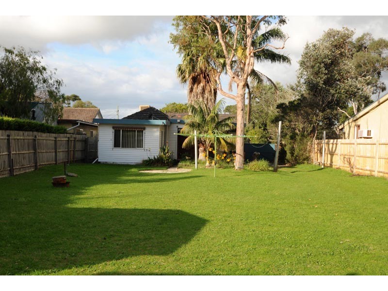 8 Kananook Avenue, Seaford VIC 3198