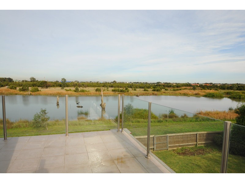 12 Island Point Avenue, Waterways VIC 3195