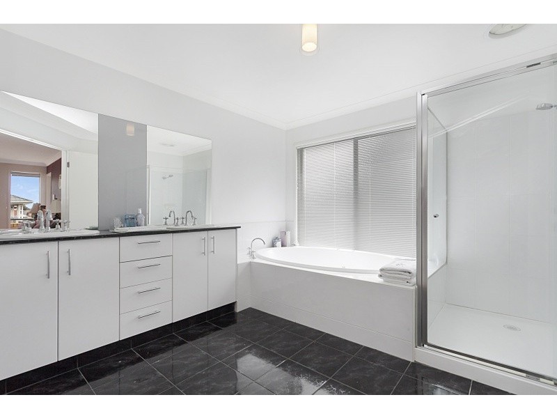 1 Waterlily Court, Waterways VIC 3195