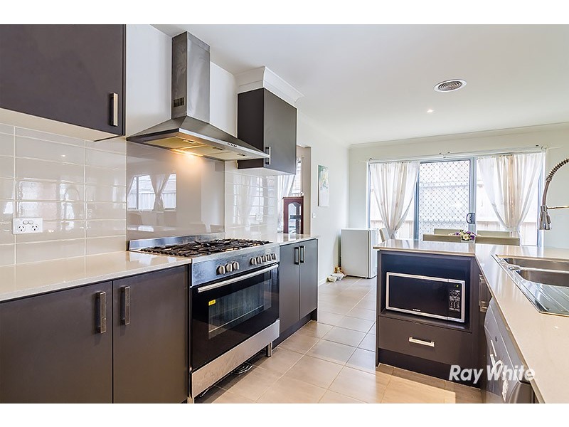 6 Copernicus Circuit, Cranbourne West VIC 3977