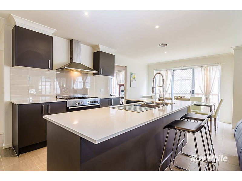 6 Copernicus Circuit, Cranbourne West VIC 3977