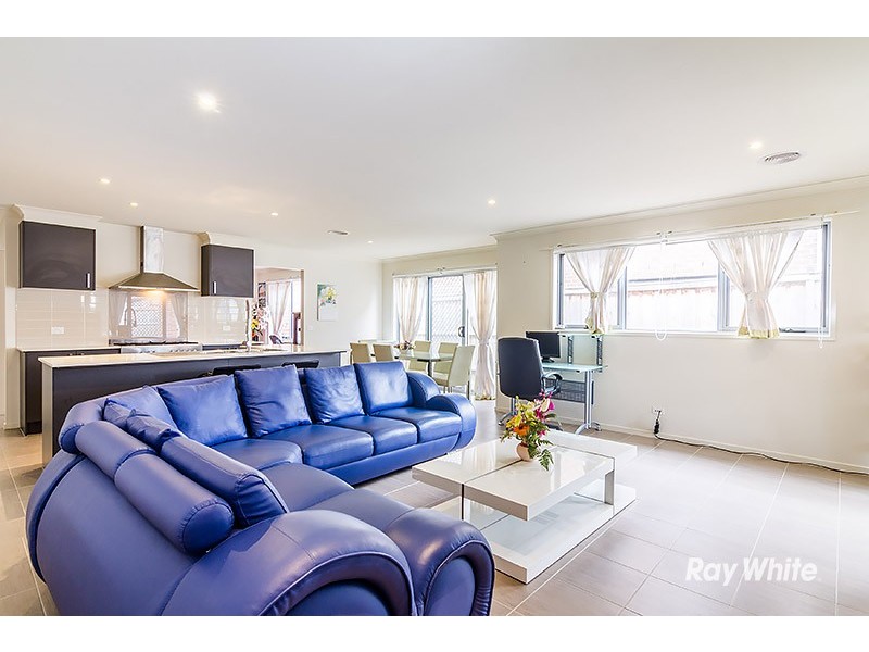 6 Copernicus Circuit, Cranbourne West VIC 3977