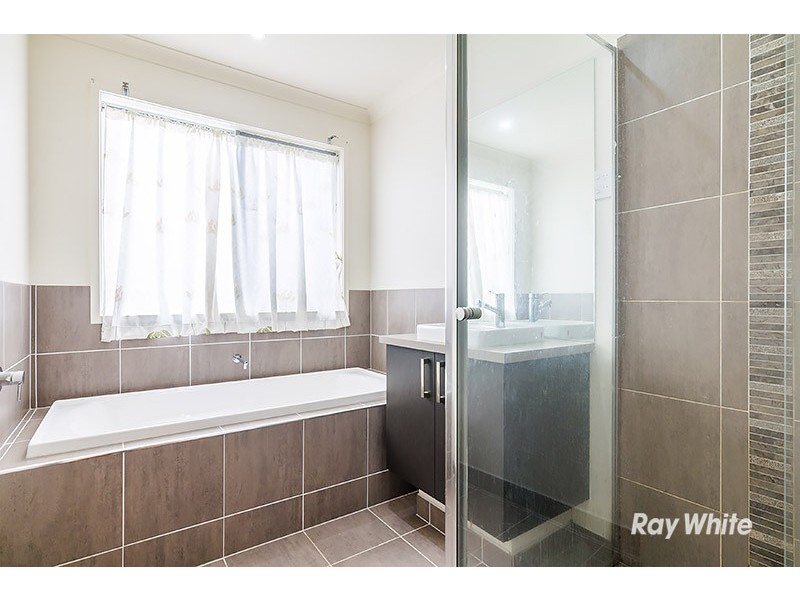 6 Copernicus Circuit, Cranbourne West VIC 3977