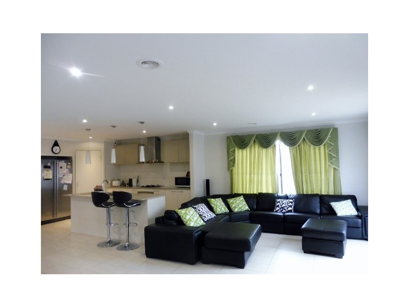 15 Brolin Terrace, Cranbourne North VIC 3977