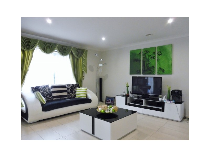 15 Brolin Terrace, Cranbourne North VIC 3977